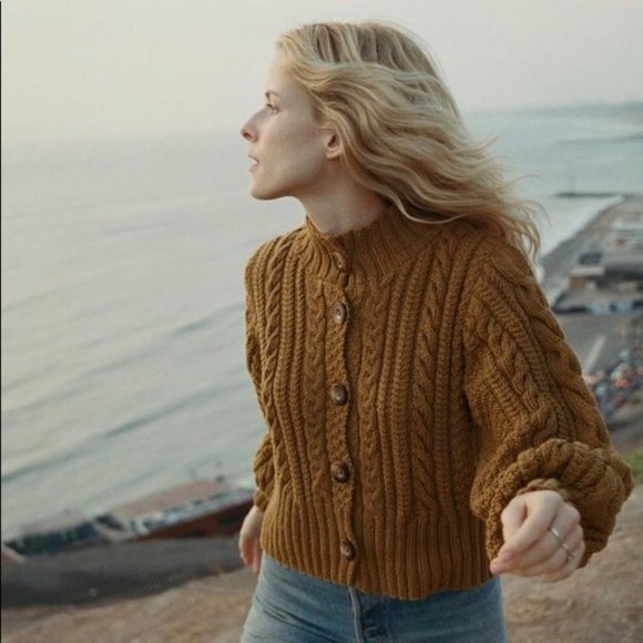 ISO DOEN SWEATERS! - Picture 2 of 2